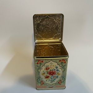 •Vintage Repousse Hinged Tea Tin Made In Holland•
